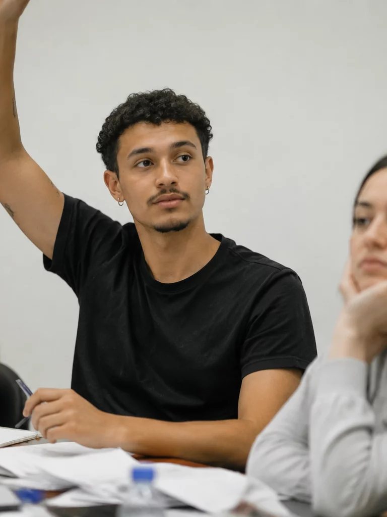 Dupla preparando uma rodada com cadernos abertos e canetas marcadoras sobre a mesa